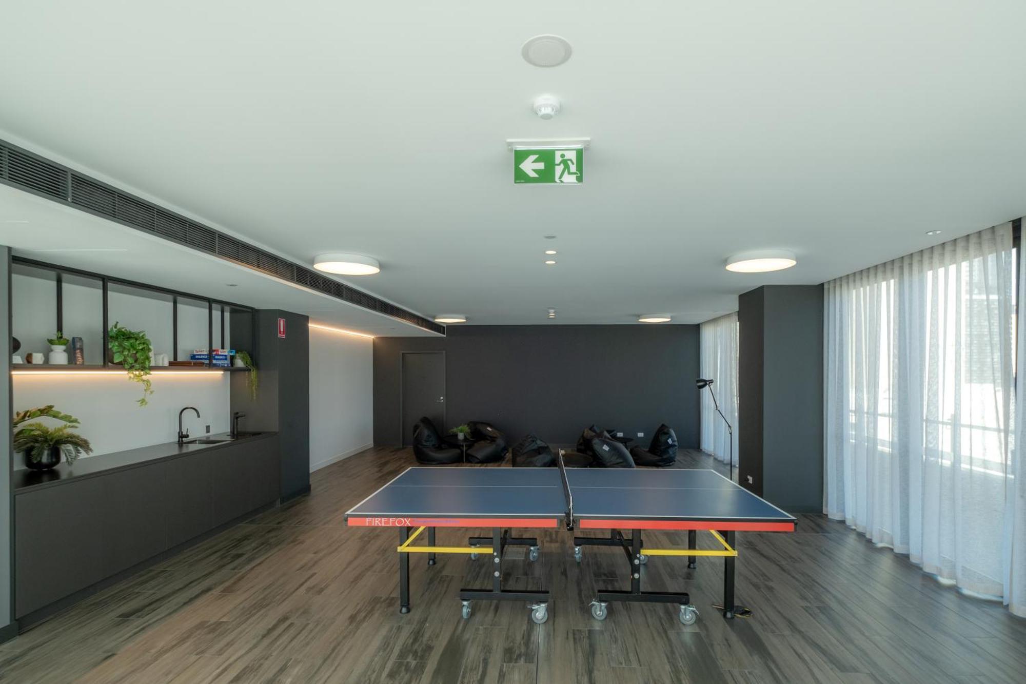 Luxury Downtown - Sunset Views, Pool & Gym Apartment