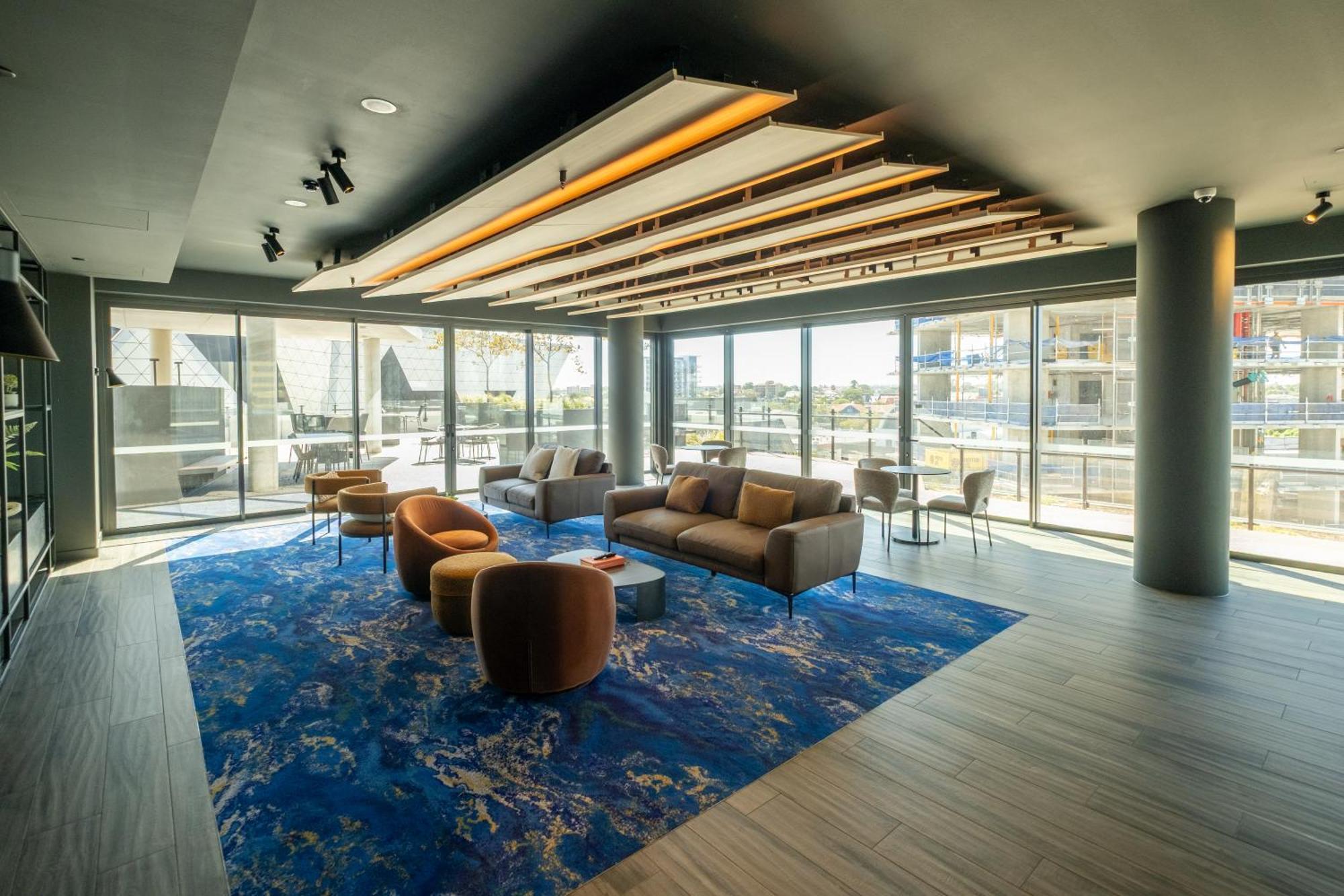 Luxury Downtown - Sunset Views, Pool & Gym *